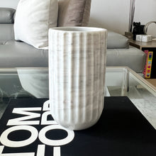 Cargar imagen en el visor de la galería, Jarrón Líneas Blanca
