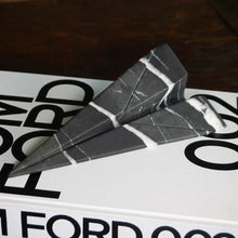 Cargar imagen en el visor de la galería, Avión de Papel
